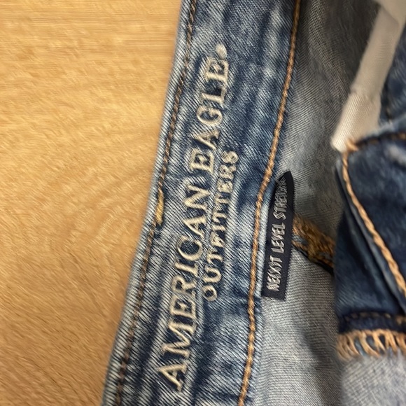 American Eagle ripped light washed jean shorts - Picture 2 of 4